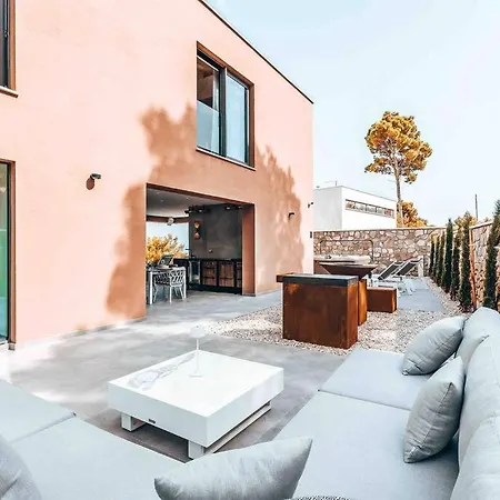 Luxurioese Mit Einem Pool, Sauna & Gym *