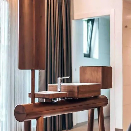Luxurioese Mit Einem Pool, Sauna & Gym *